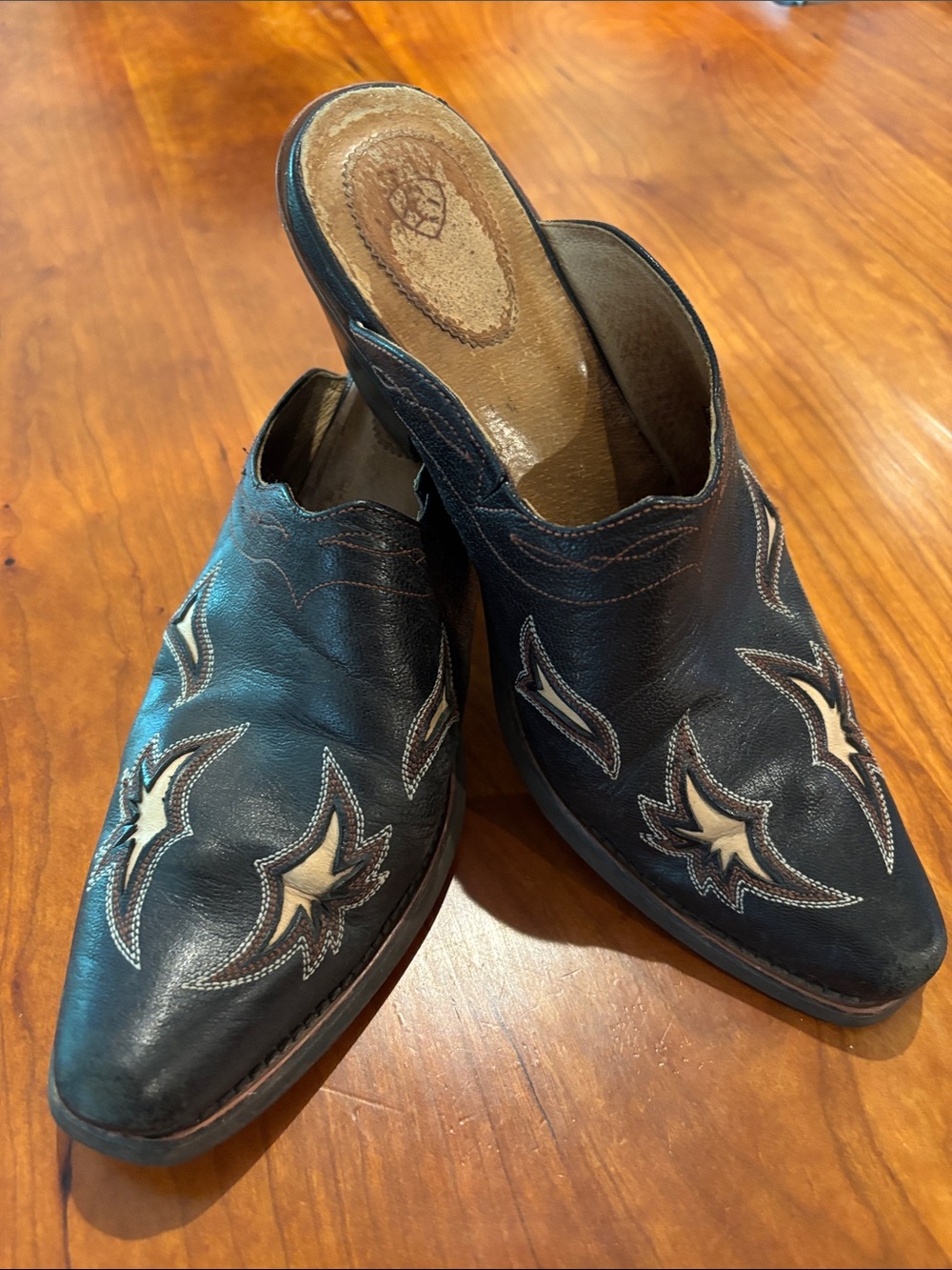 Women’s Black Leather Ariat mules
Size 8-8.5 or 39 - Picture 4 of 8